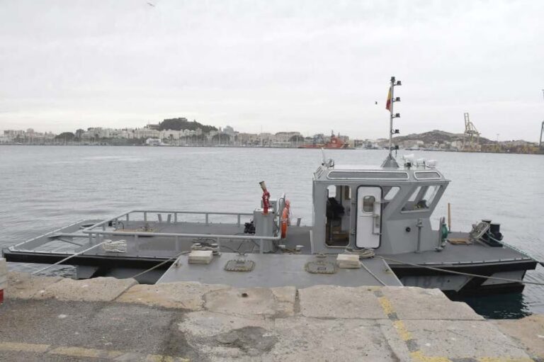 La Armada ya opera la primera de las tres nuevas empujadoras para los submarinos S-80