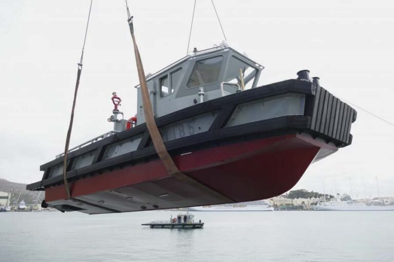 La Armada recibe una nueva empujadora para dar apoyo a los submarinos S-80
